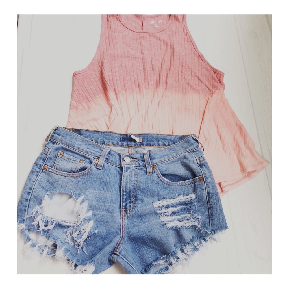 Levi distressed cut off Jean shorts Women 30’w